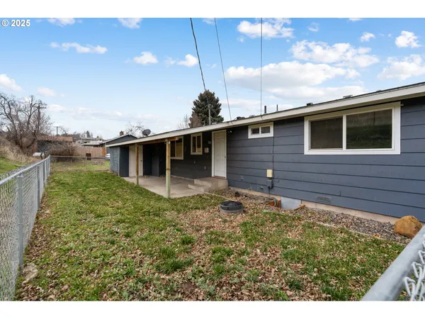 $299,000 | 70981 Southwest Douglas Drive, Pendleton, OR 97801