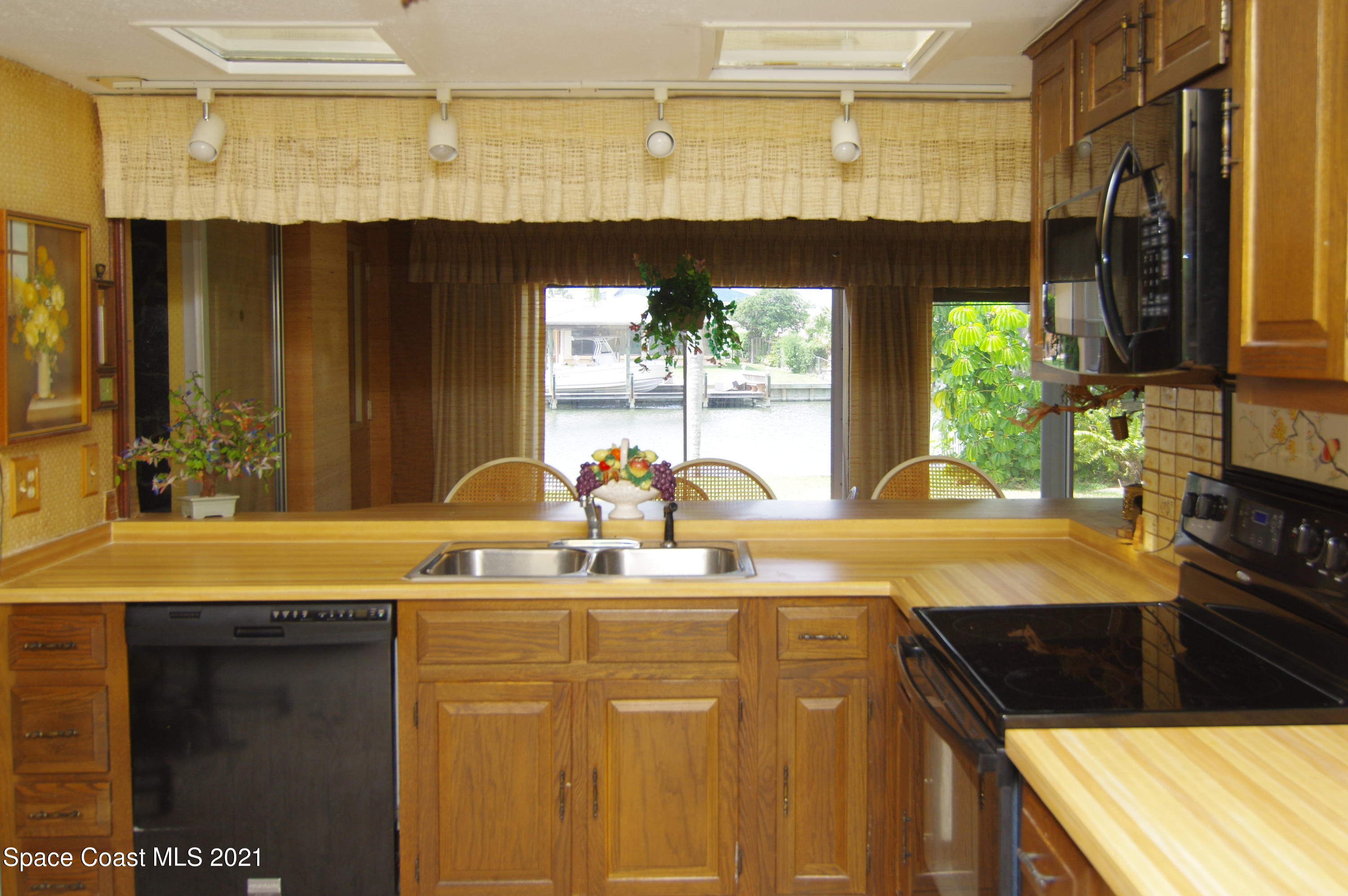 47 Country Club Road Cocoa Beach, FL 32931 - Photo 4 of 32 Kitchen With a View