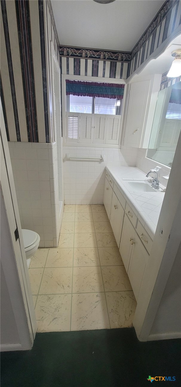 2602 College Drive Victoria, TX 77901 - Photo 23 of 29 a view of walk in closet