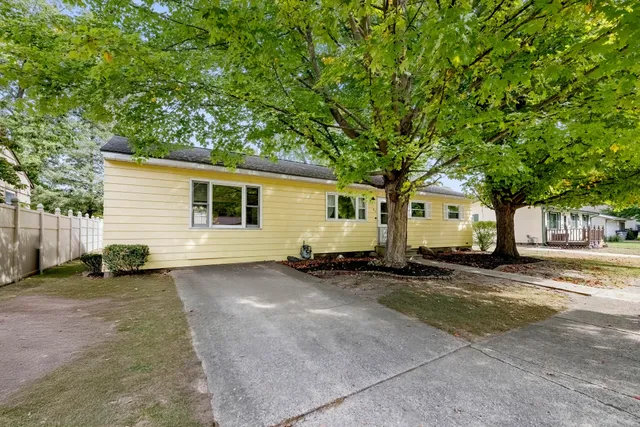 $349,000 | 215 South Clinton Street, New Buffalo, MI 49117