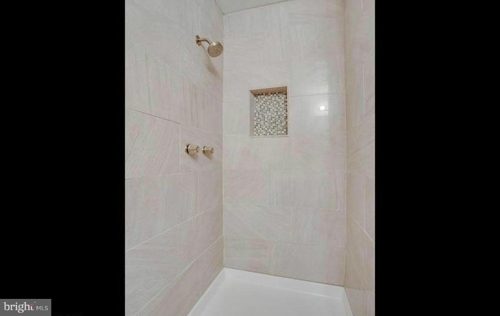 2414 Ivywood Road Reston, VA 20191 - Photo 12 of 19 Bath