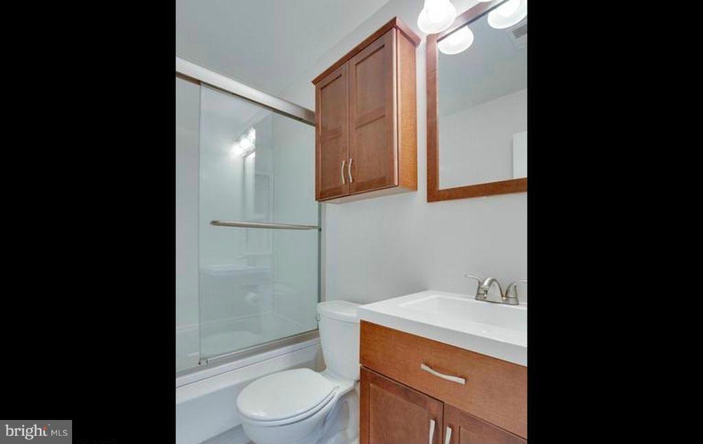2414 Ivywood Road Reston, VA 20191 - Photo 15 of 19 Bath