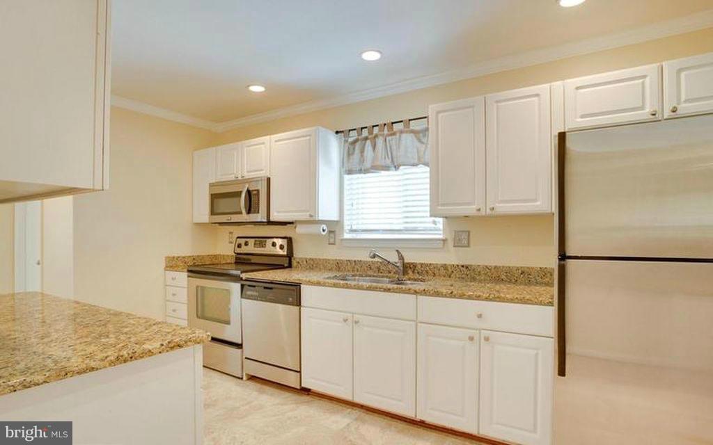 2414 Ivywood Road Reston, VA 20191 - Photo 7 of 19 Kitchen