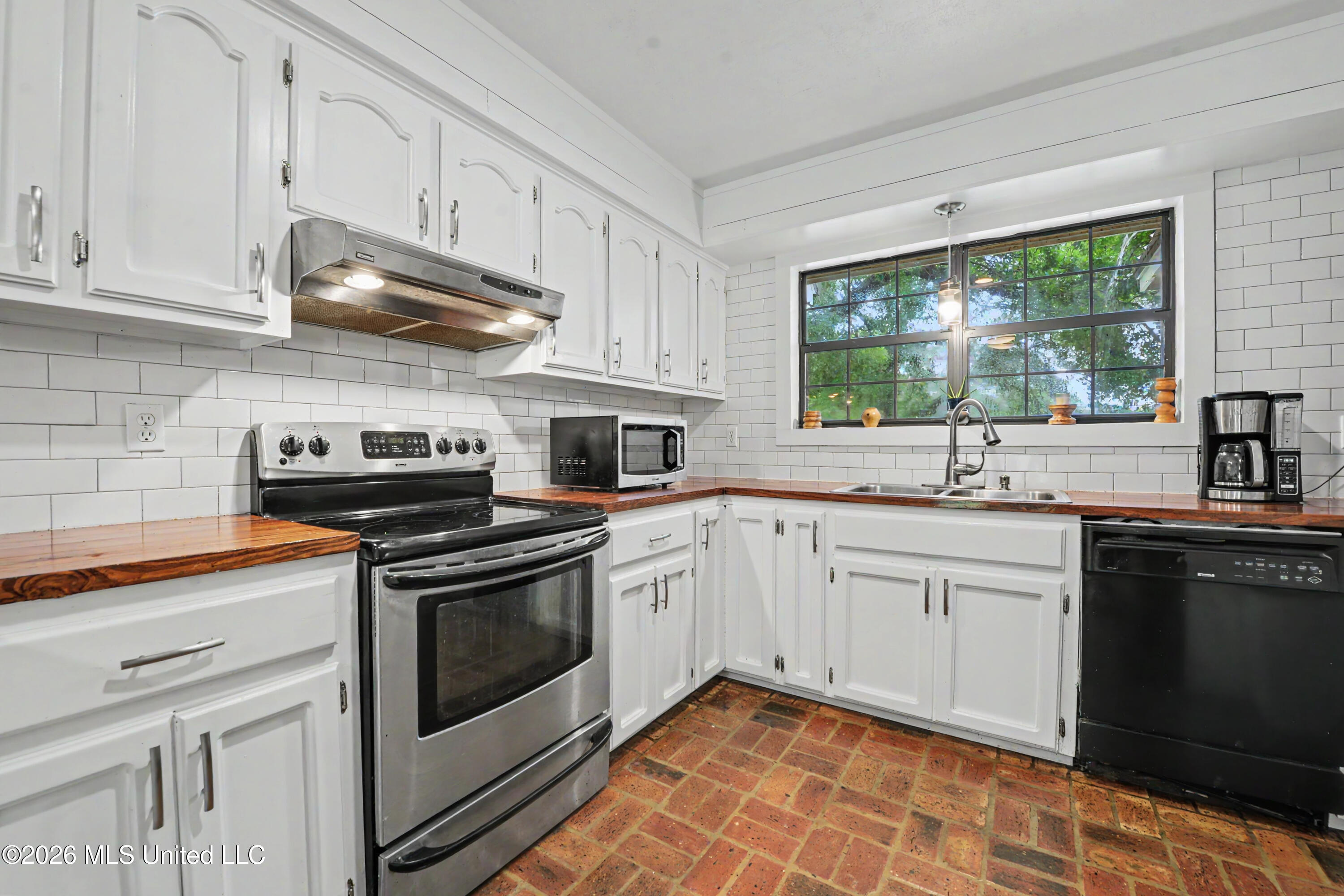 7321 Caraway Road Moss Point, MS 39562 - Photo 10 of 27 kitchen