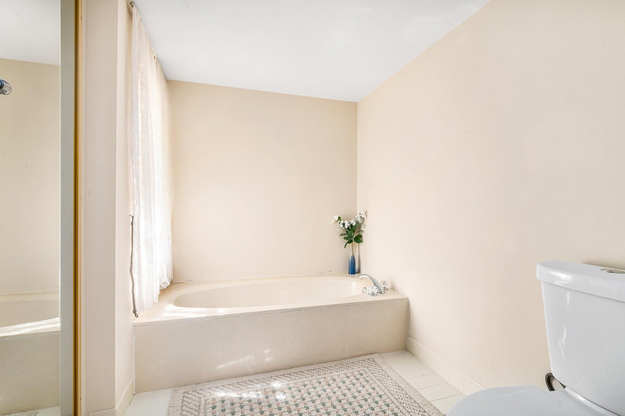 5751 Camino Del Sol, Unit 403 Boca Raton, FL 33433 - Photo 20 of 34 Master jacuzzi tub