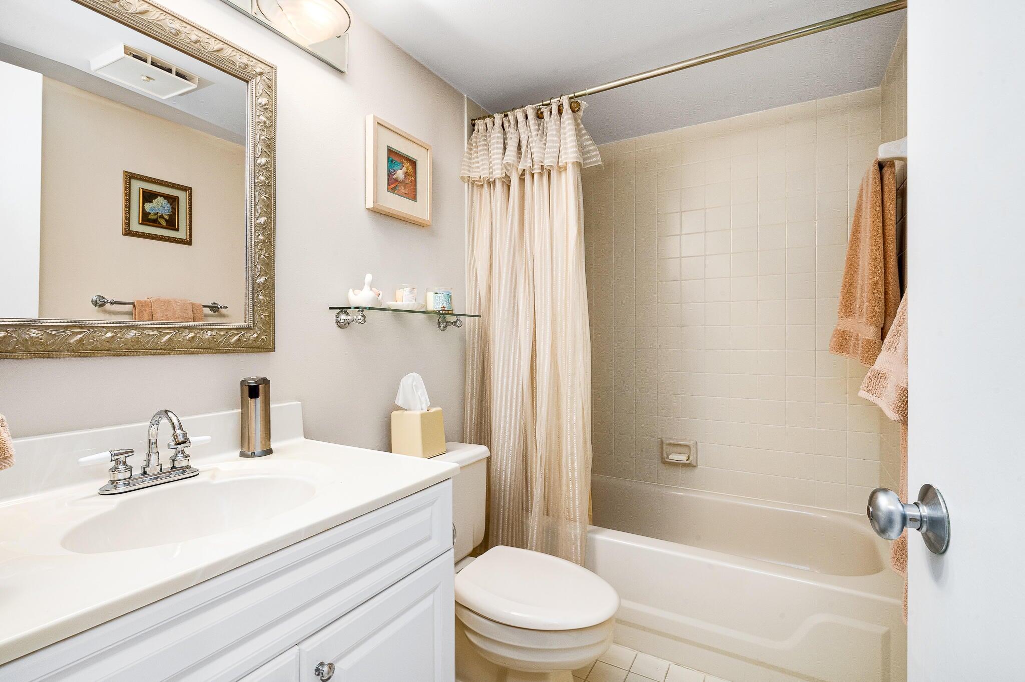 5751 Camino Del Sol, Unit 403 Boca Raton, FL 33433 - Photo 27 of 34 Guest bathroom