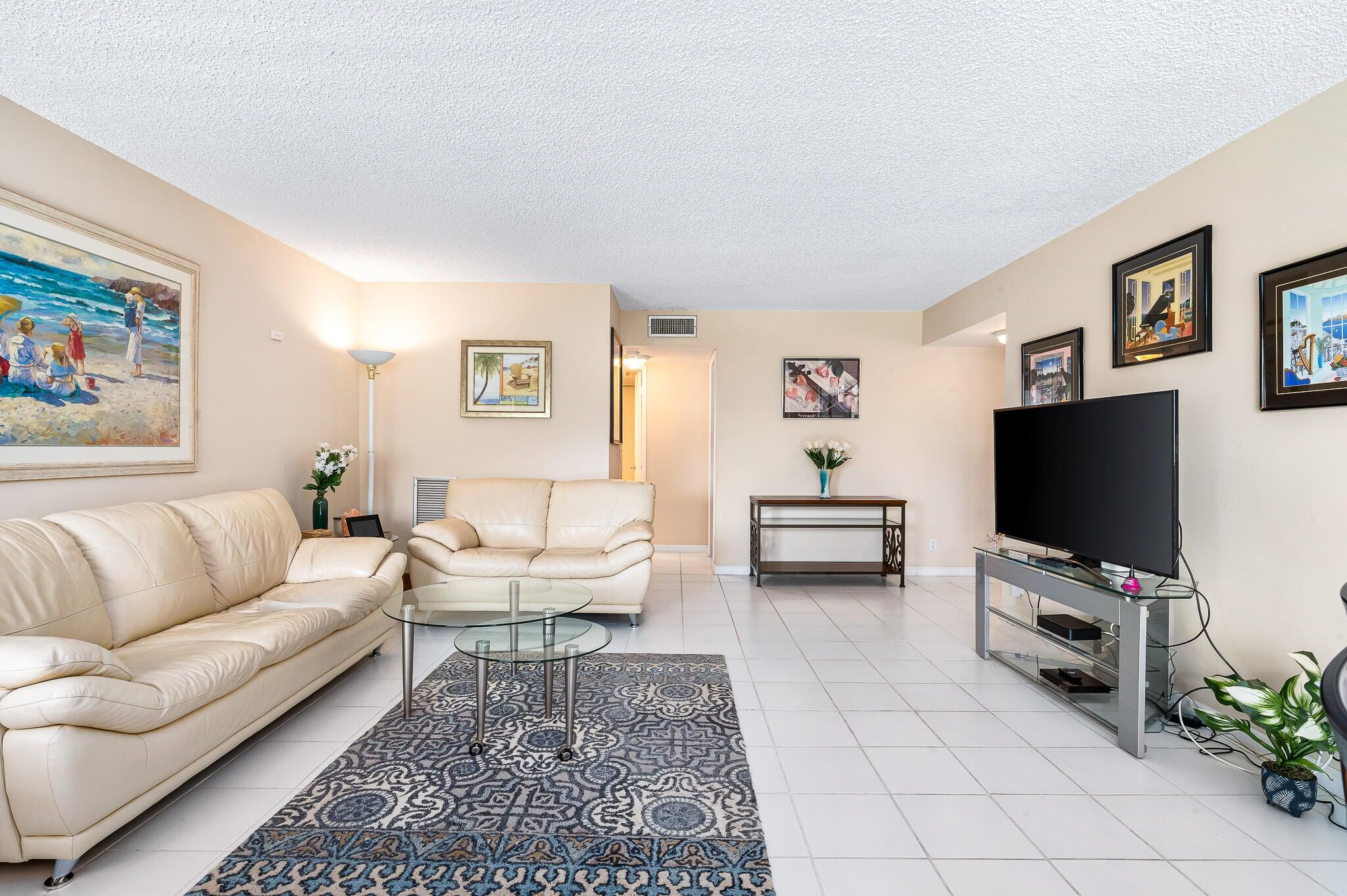 5751 Camino Del Sol, Unit 403 Boca Raton, FL 33433 - Photo 5 of 34 Living room