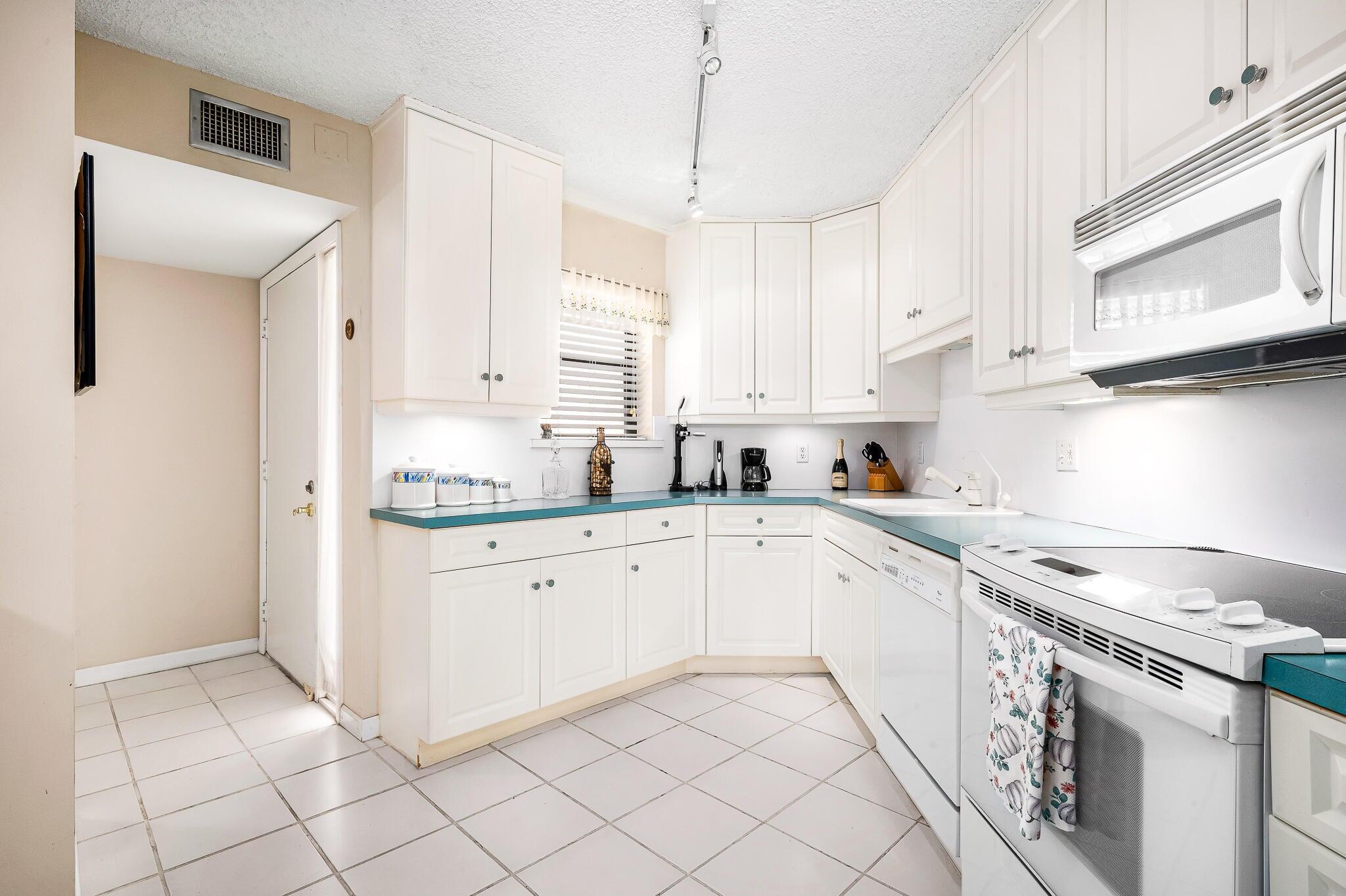 5751 Camino Del Sol, Unit 403 Boca Raton, FL 33433 - Photo 7 of 34 Kitchen