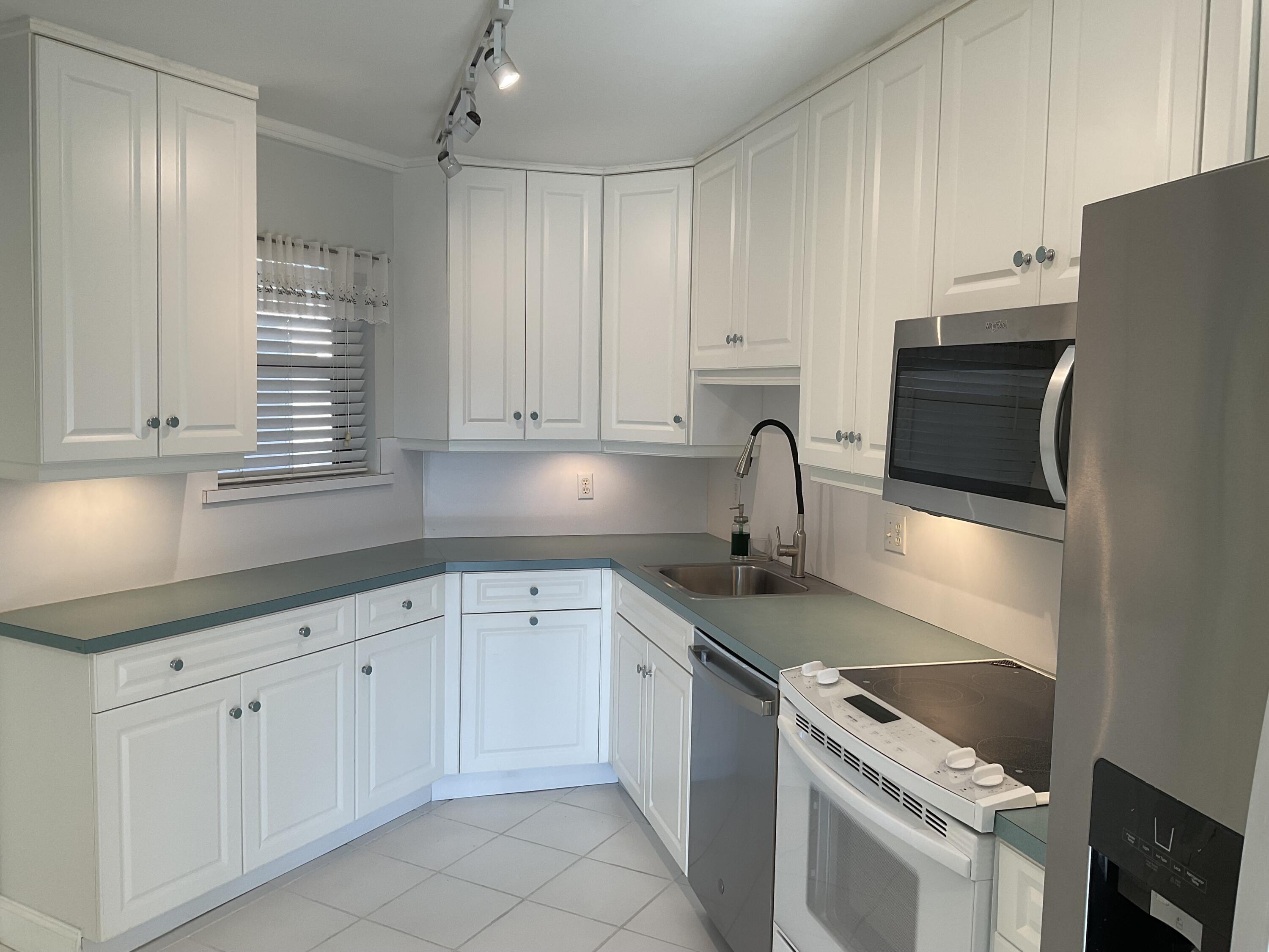 5751 Camino Del Sol, Unit 403 Boca Raton, FL 33433 - Photo 9 of 34 Kitchen