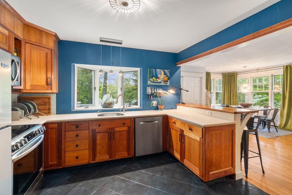 98 Brook Street Wellesley, MA 02482 - Photo 3 of 30