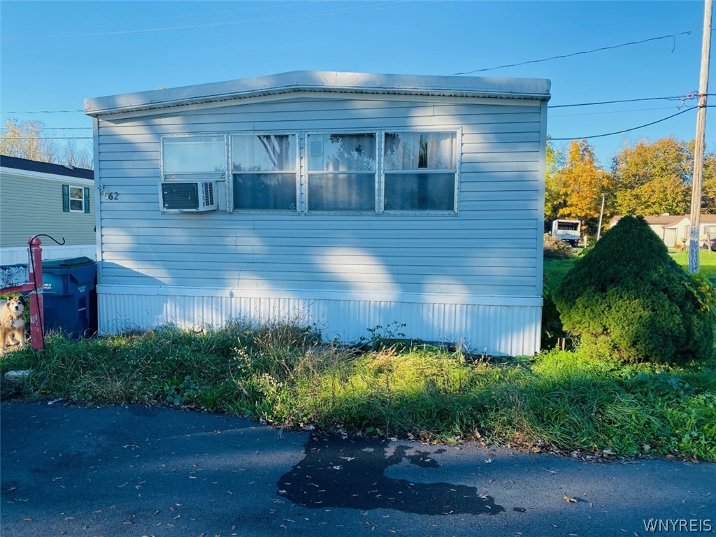 562 D Street Niagara Falls, NY 14304 - Photo 2 of 4