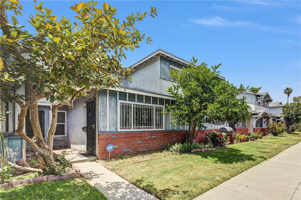30 Camelback Avenue South Carson, CA 90745 - Photo 3 of 29