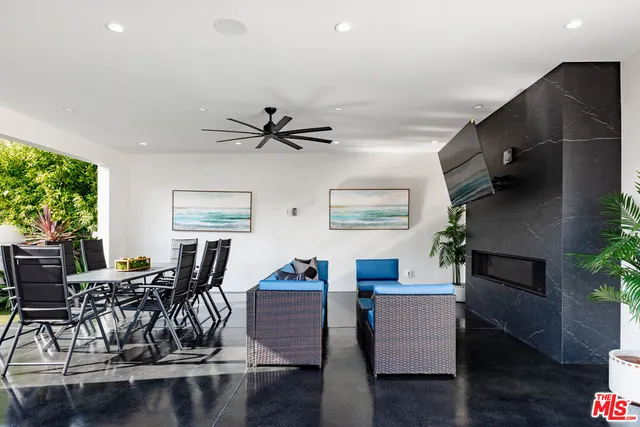 a view of an house with backyard