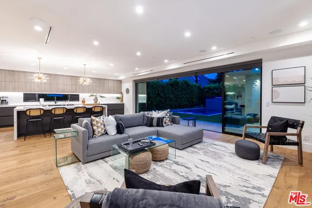 $21,000 | 6201 Lindenhurst Avenue, Los Angeles, CA 90048