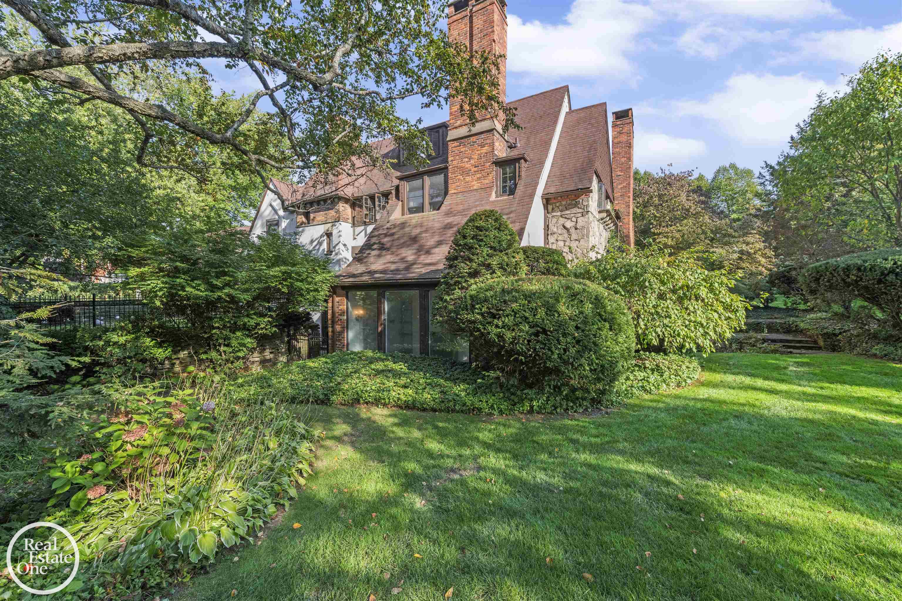 242 Lewiston Road Grosse Pointe, MI 48236 - Photo 12 of 63 50202667-0a3ce23a-ea11-44ec-b96c-0c3bcb08e9b8.JPG