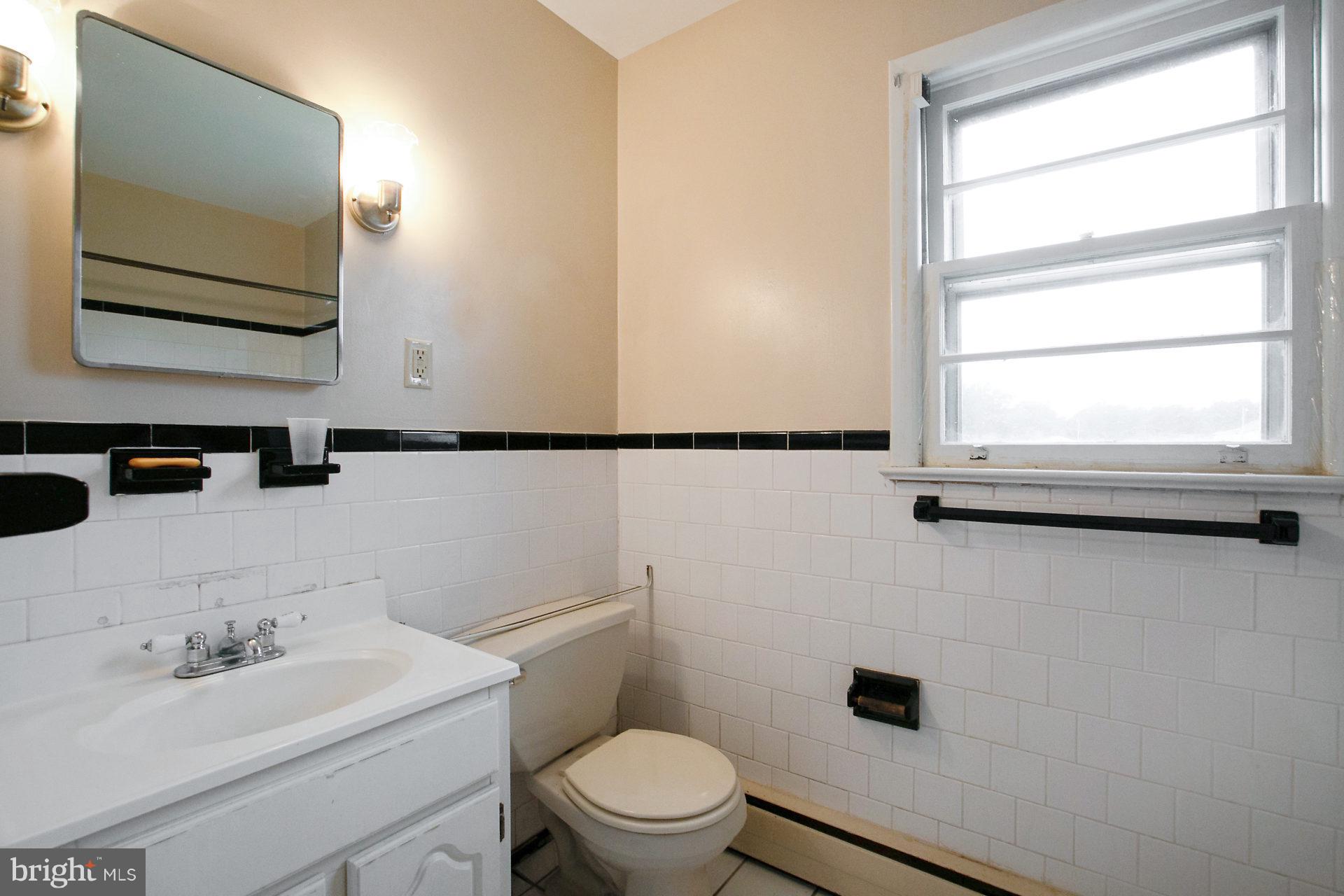 2815 Holland Cliffs Road Huntingtown, MD 20639 - Photo 16 of 21 Main bath with window.