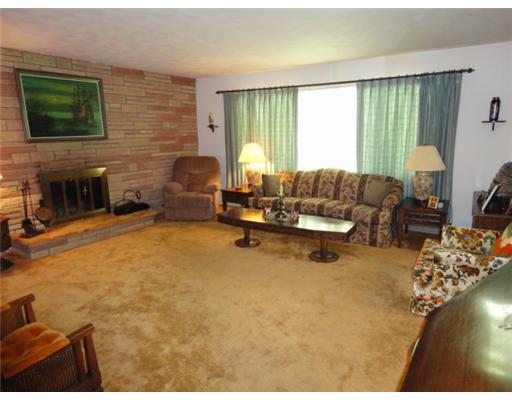812 Enterprise Road Grove City, PA 16127 - Photo 4 of 9 Living Room.