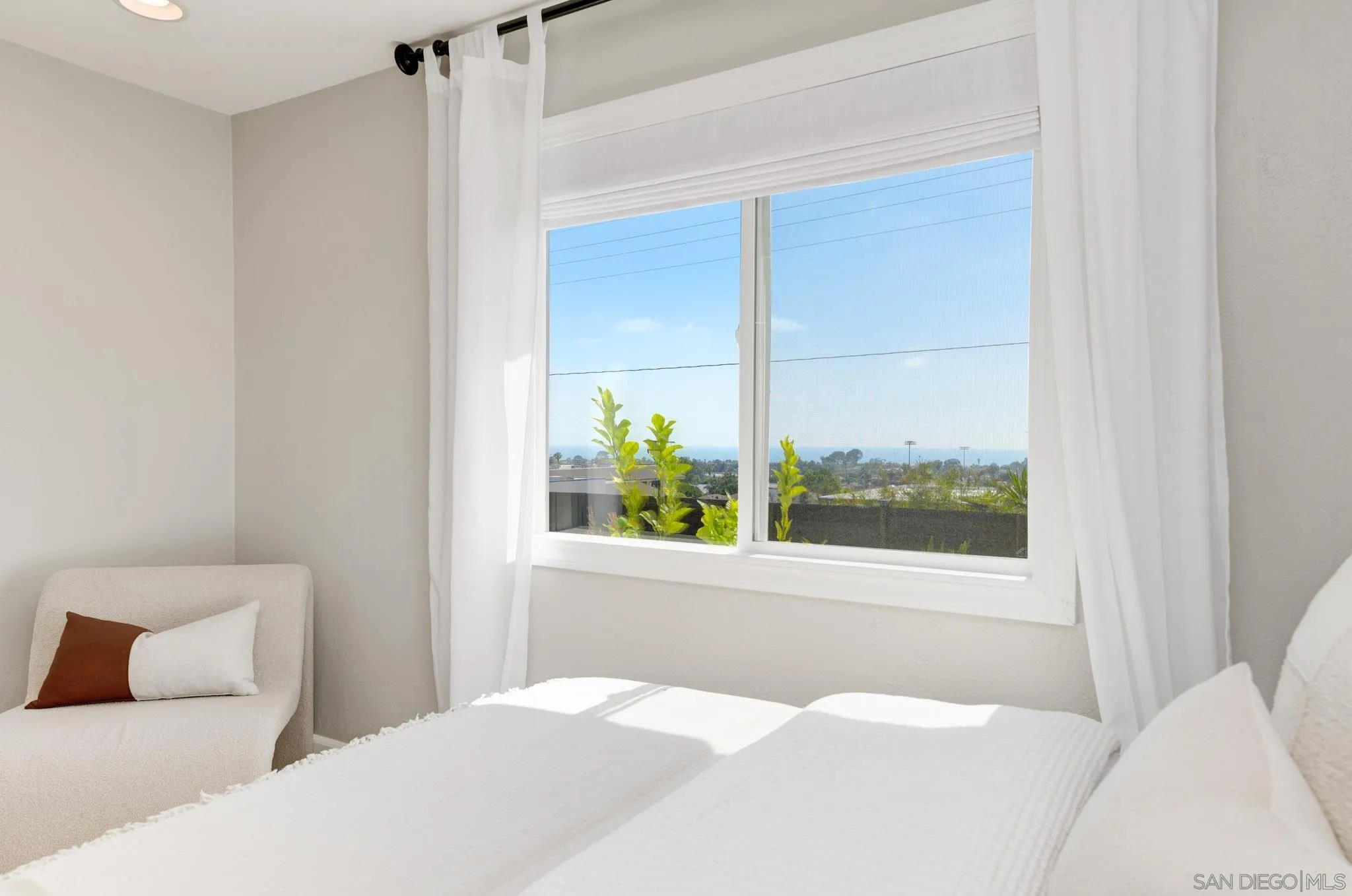 1129 Bonita Drive Encinitas, CA 92024 - Photo 4 of 29