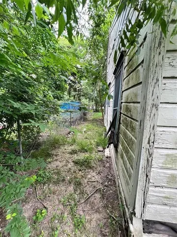a view of entryway with outdoor area
