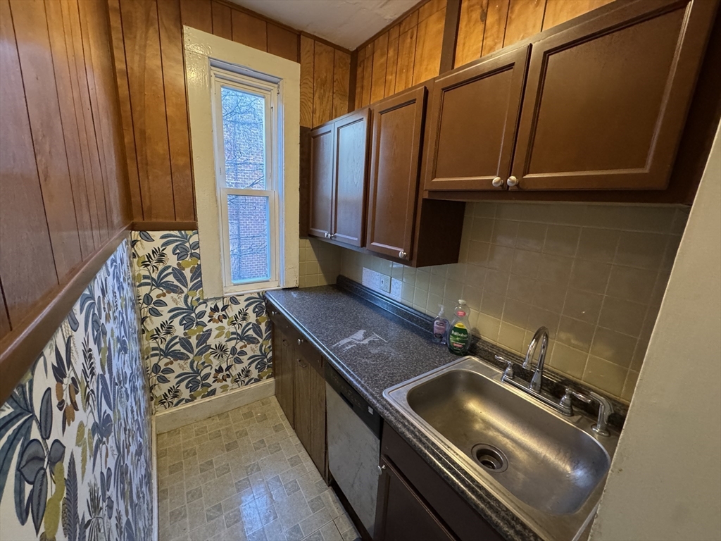 377 Highland Avenue, Unit 1 Somerville, MA 02144 - Photo 8 of 25