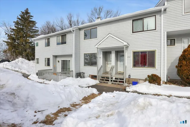 a view of a dinning table and chairs in the patio