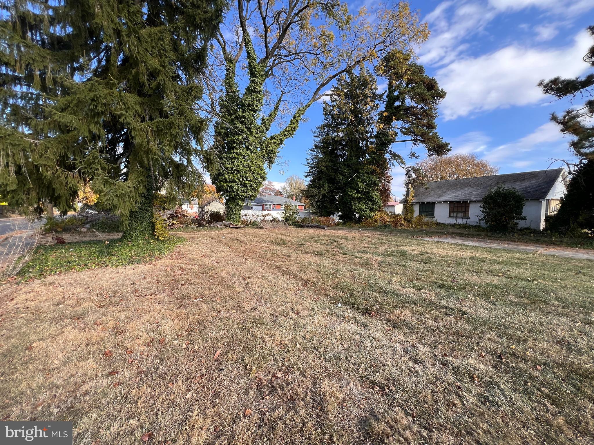 36 Dunn Lane Pennsville, NJ 08070 - Photo 4 of 9 a view of a house with a yard