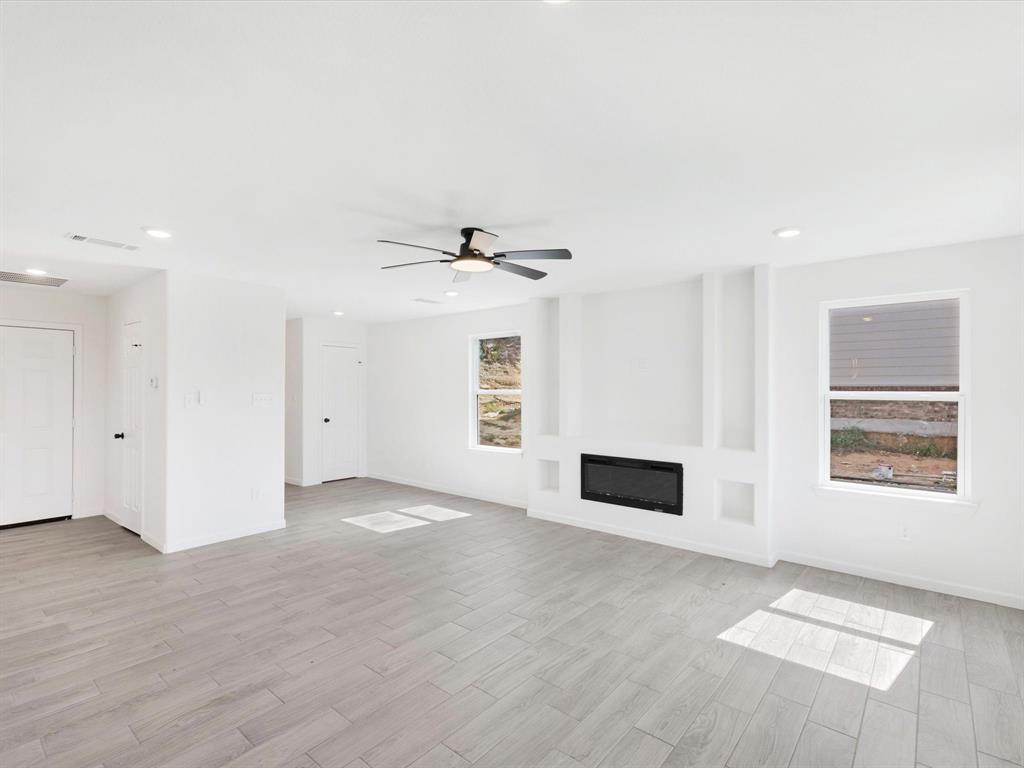 1208 Ridgeview Circle Granbury, TX 76048 - Photo 7 of 33 Gallery Image 7