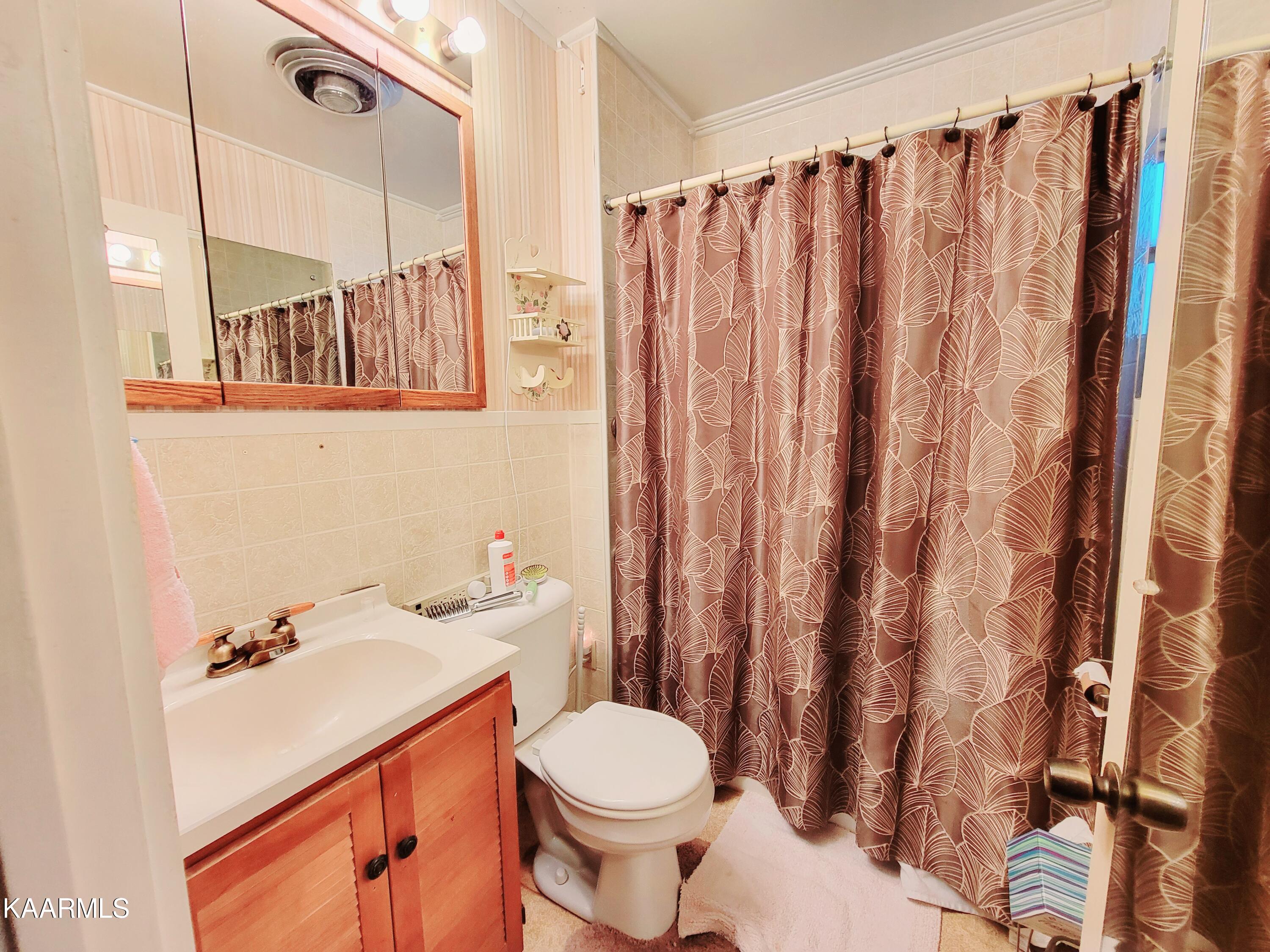 94 East Pasadena Road Oak Ridge, TN 37830 - Photo 10 of 17 Bath