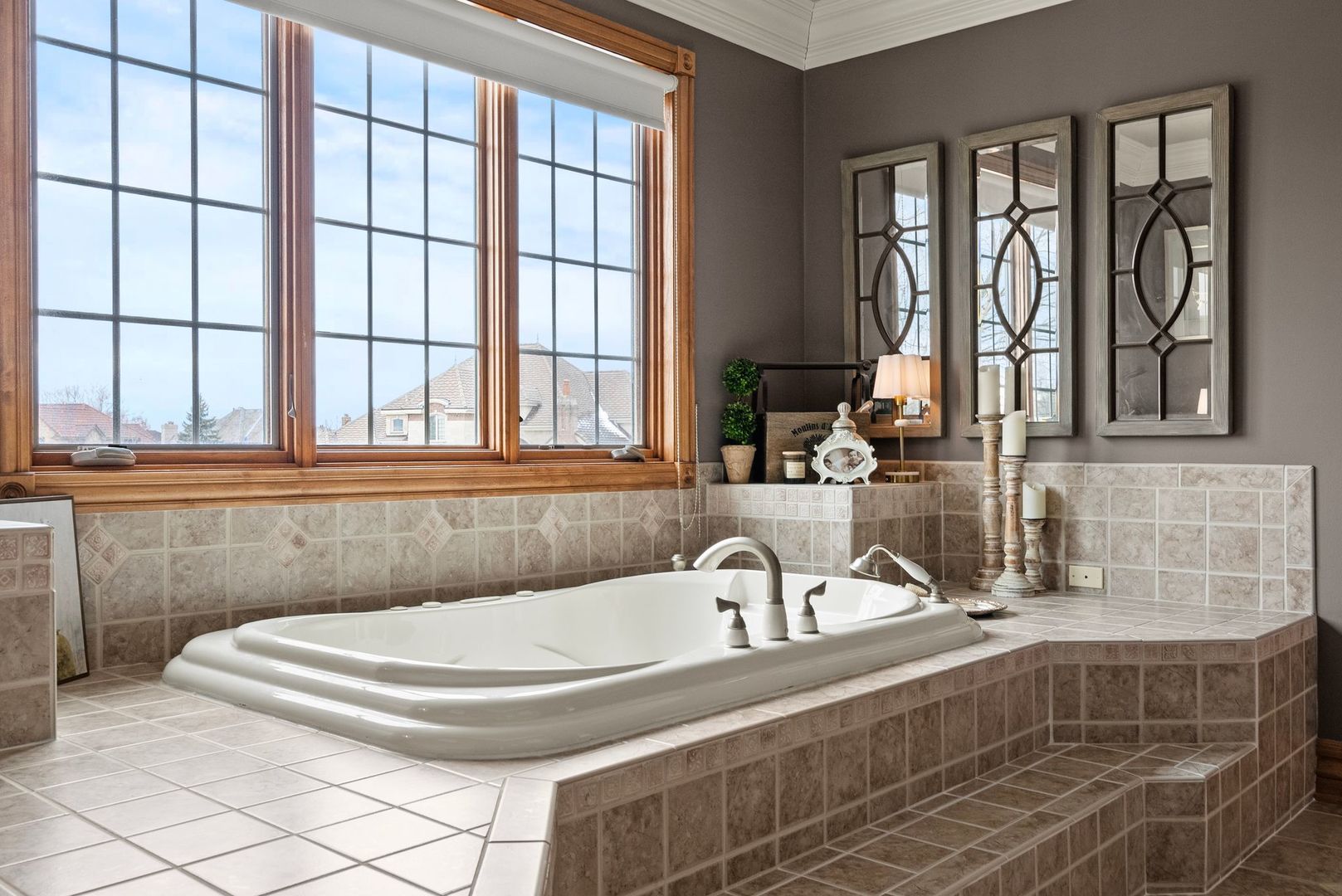 109 Singletree Road Orland Park, IL 60467 - Photo 37 of 66 a bathroom with a tub a sink and a window