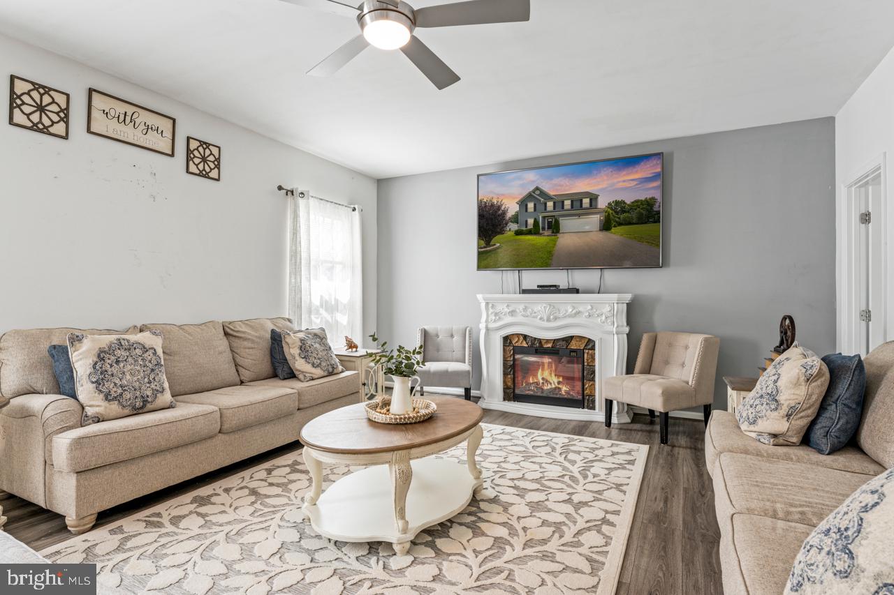 15064 North Ridge Boulevard Culpeper, VA 22701 - Photo 25 of 65 Living room