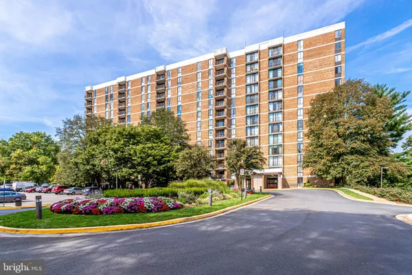 $2,700 | 2300 Pimmit Drive, Unit 308W, Falls Church, VA 22043