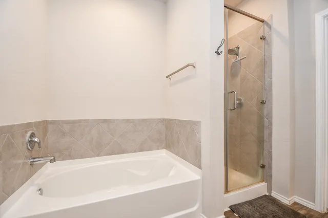 a en suite bathroom with a double vanity sink and a mirror