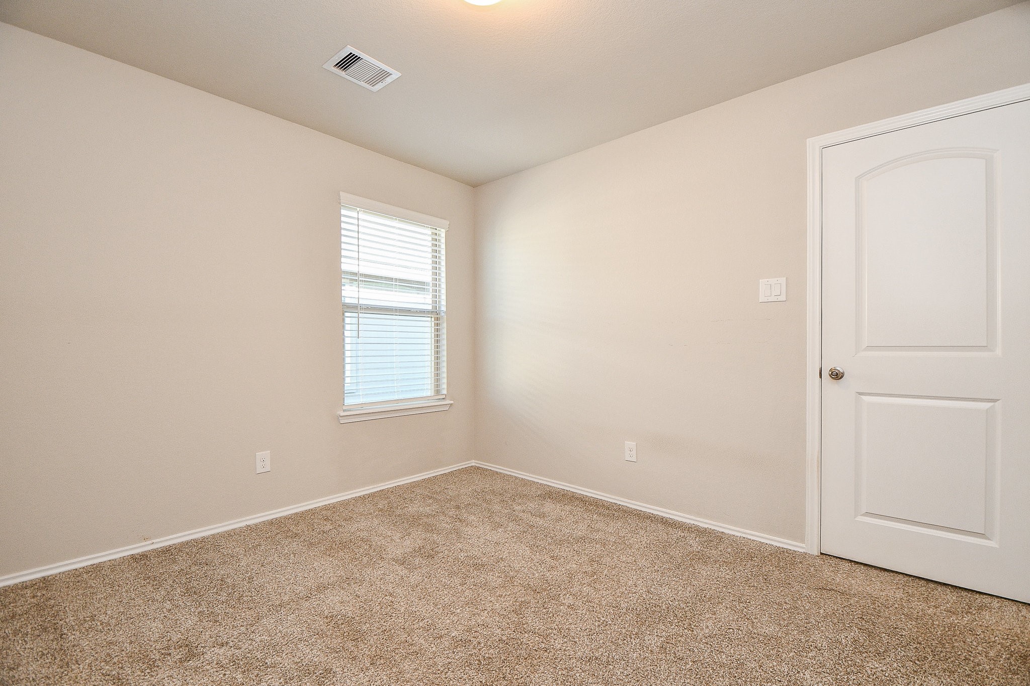 16868 Pink Wintergreen Drive Conroe, TX 77385 - Photo 23 of 32 an empty room with windows