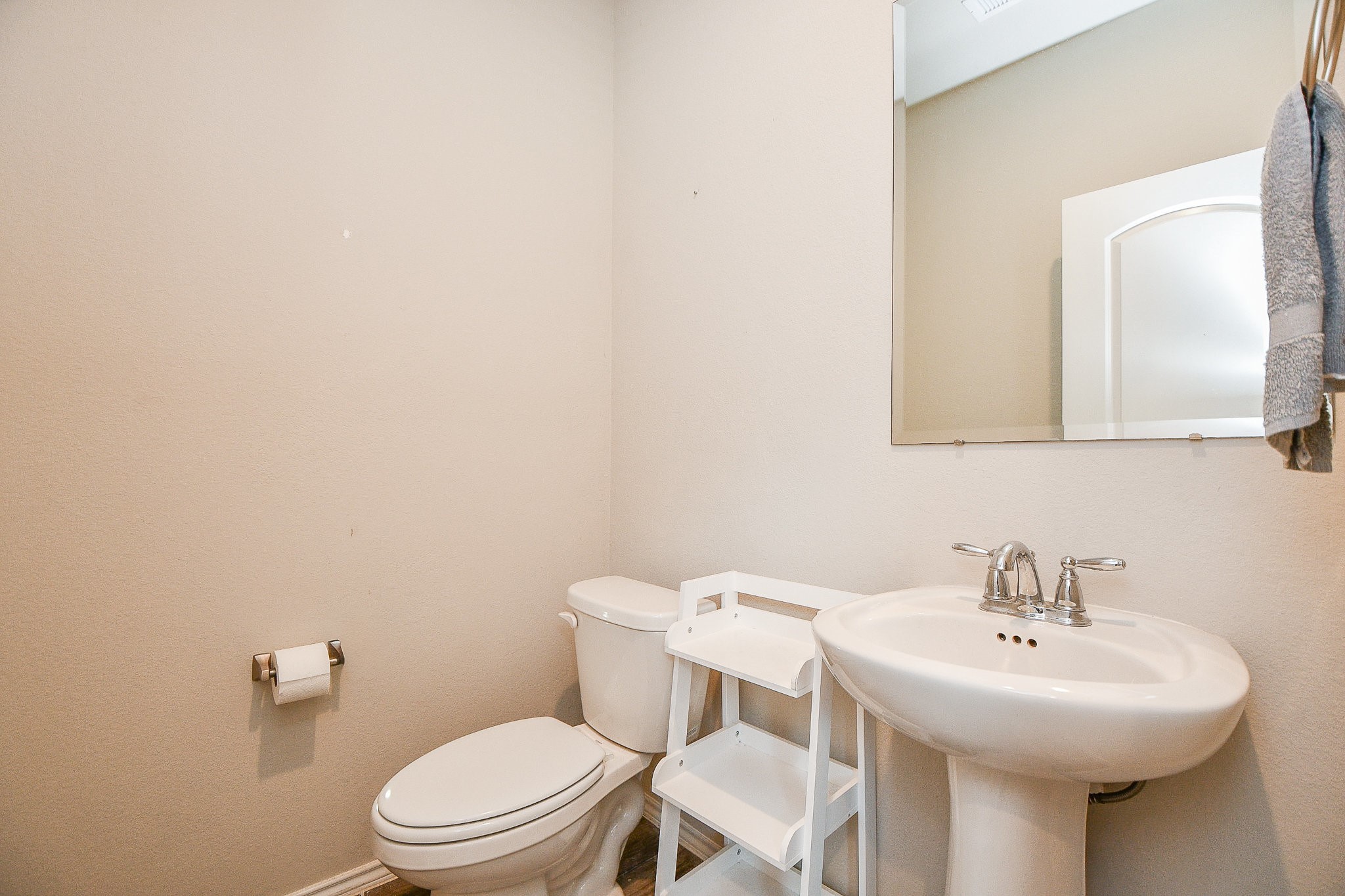 16868 Pink Wintergreen Drive Conroe, TX 77385 - Photo 28 of 32 a bathroom with a sink a toilet and mirror