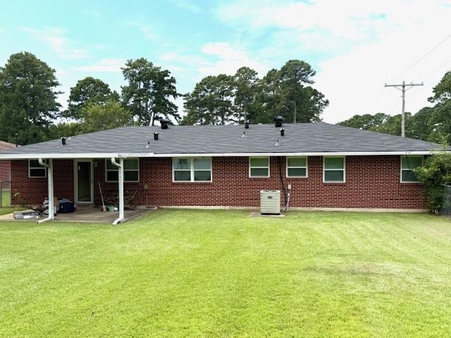104 Oak Street Homer, LA 71040 - Photo 19 of 29 a front view of a house with yard and trees
