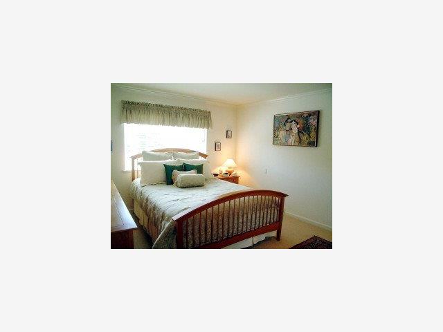 20 Willow Road, Unit 7 Menlo Park, CA 94025 - Photo 7 of 9 a bedroom with a bed and window