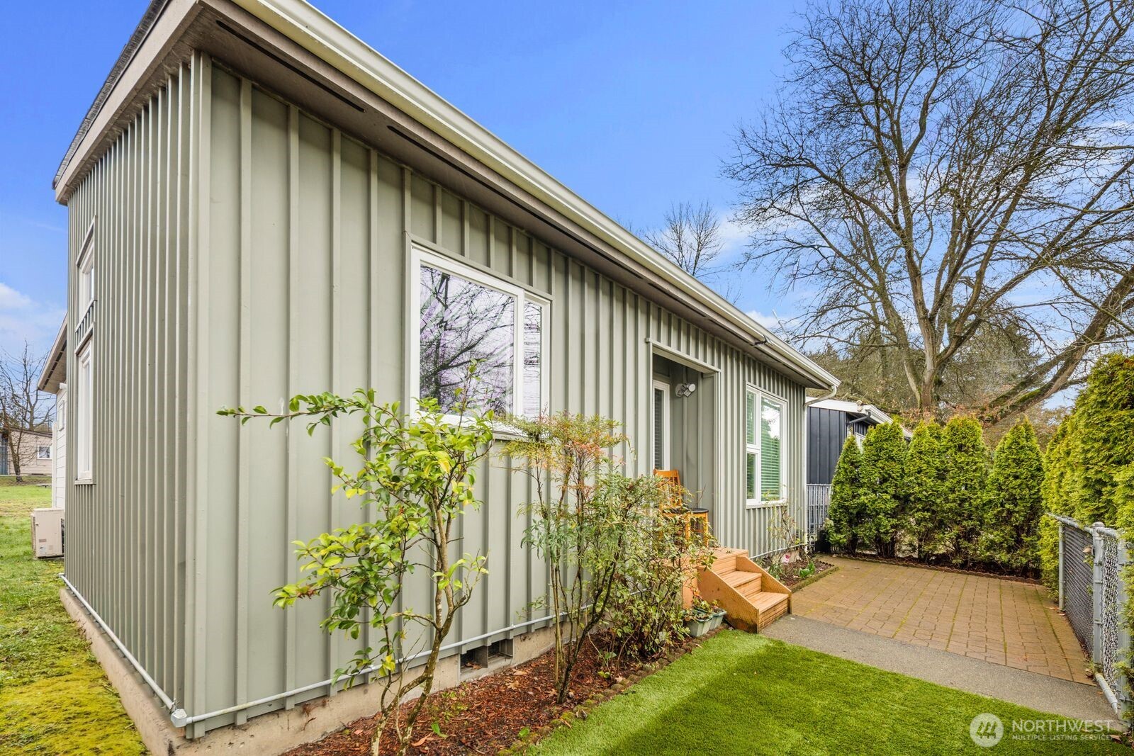 9452 25th Avenue Southwest Seattle, WA 98106 - Photo 5 of 37 a front view of house with yard