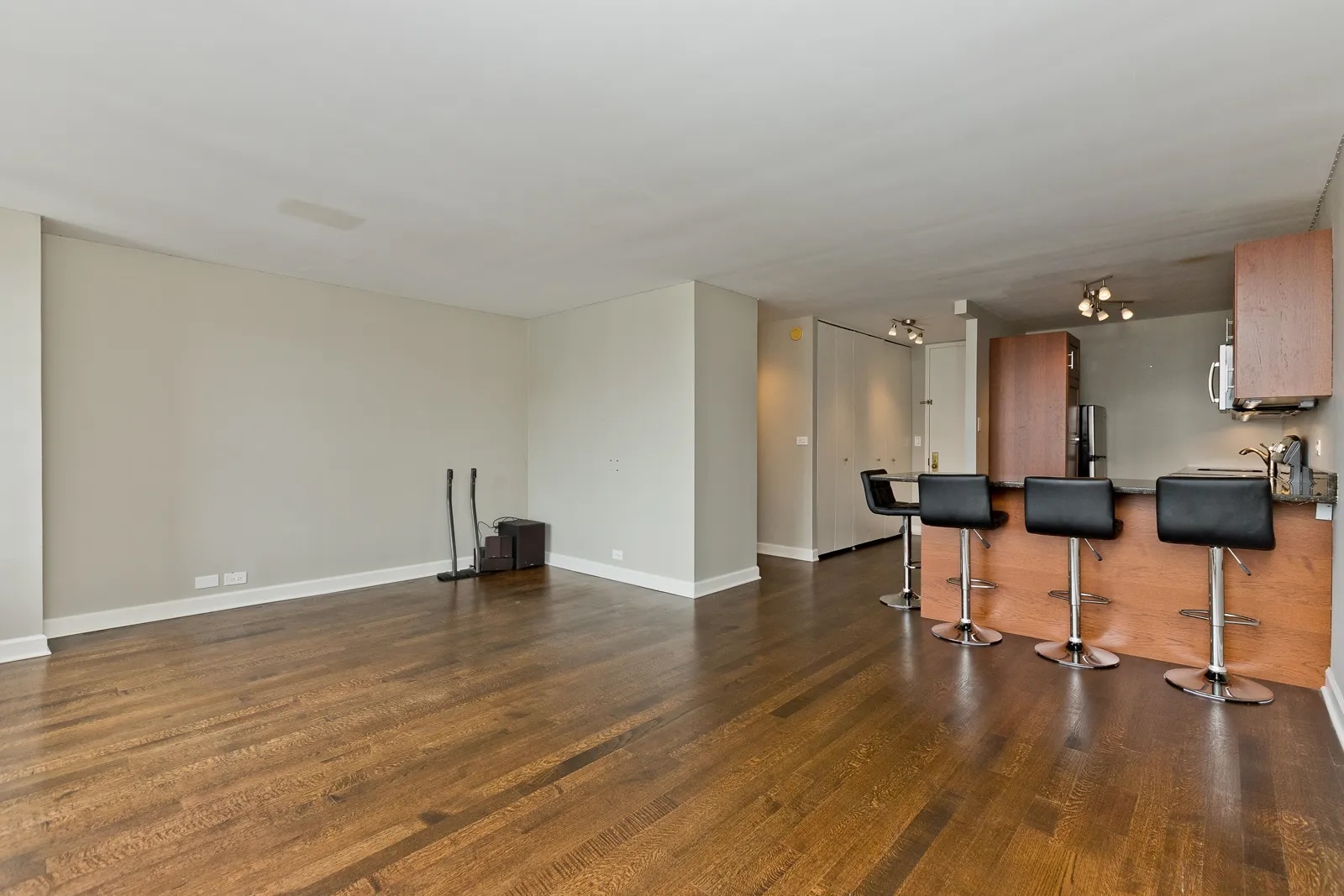 655 West Irving Park Road, Unit 811 Chicago, IL 60613 - Photo 7 of 10