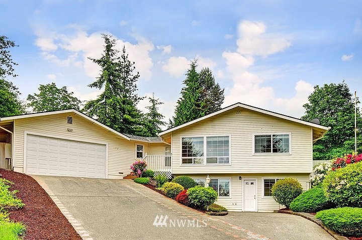 2012 Lincoln Circle Southeast Renton, WA 98055 - Photo 1 of 15