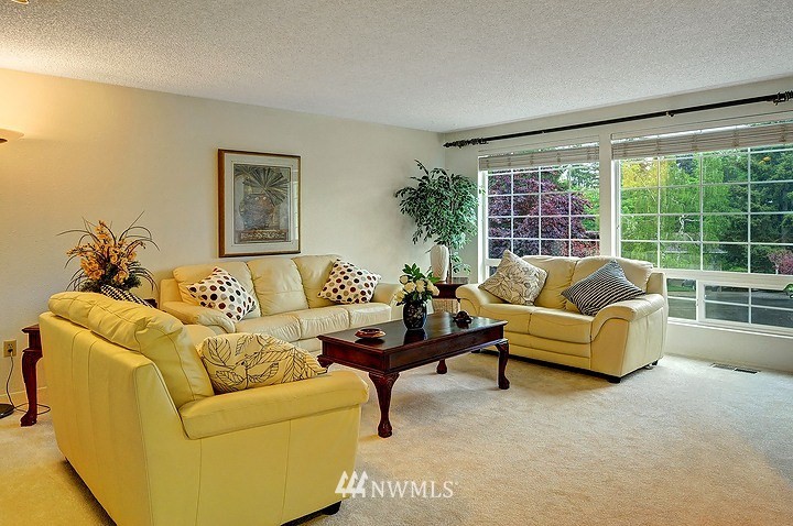 2012 Lincoln Circle Southeast Renton, WA 98055 - Photo 2 of 15