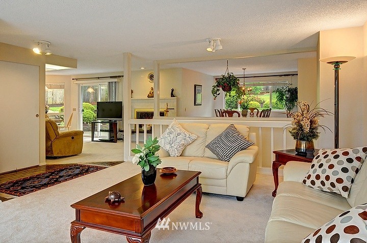 2012 Lincoln Circle Southeast Renton, WA 98055 - Photo 3 of 15