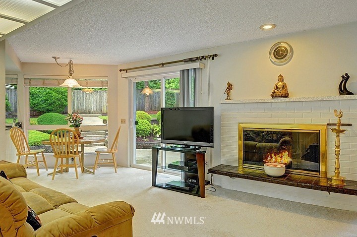 2012 Lincoln Circle Southeast Renton, WA 98055 - Photo 4 of 15