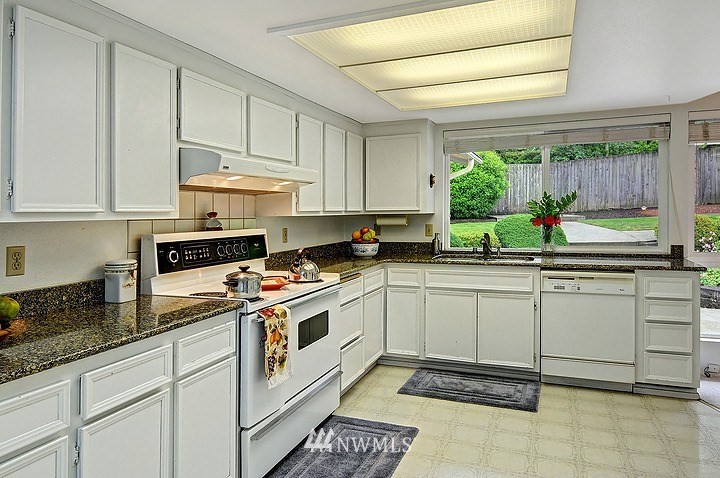 2012 Lincoln Circle Southeast Renton, WA 98055 - Photo 5 of 15