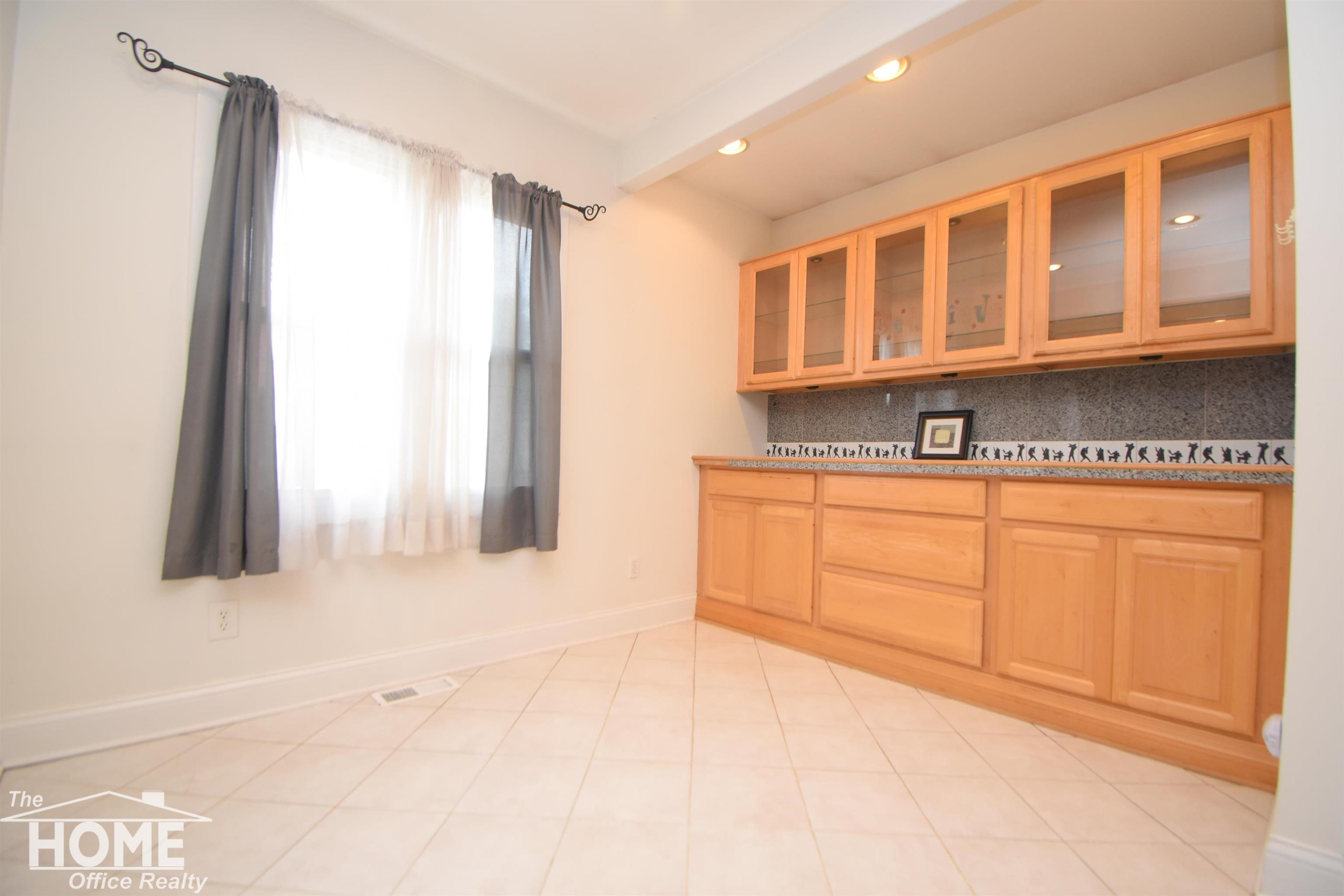 622 Keyte Street Owosso, MI 48867 - Photo 8 of 26 50116555-7.JPG