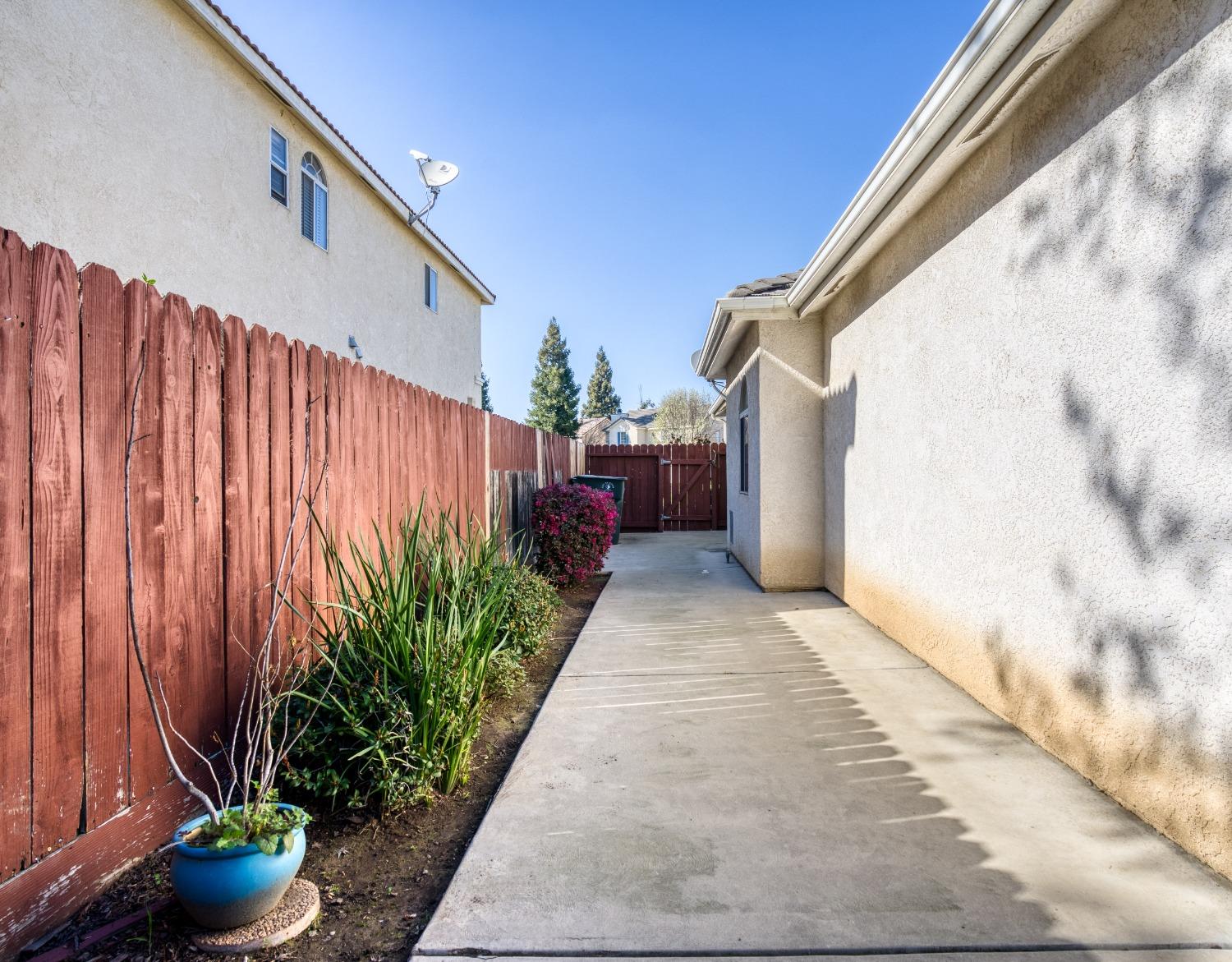 1950 Lawrence Avenue Clovis, CA 93611 - Photo 19 of 23 a entryway with flower pots
