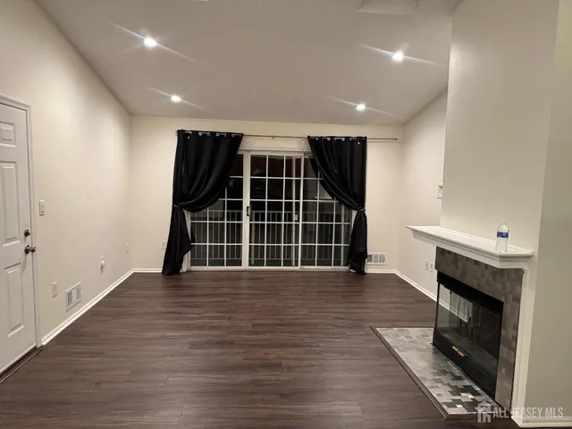 $369,900 | 93 Caitlin Court, Franklin Park, NJ 08823