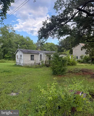 a view of a house with backyard and garden