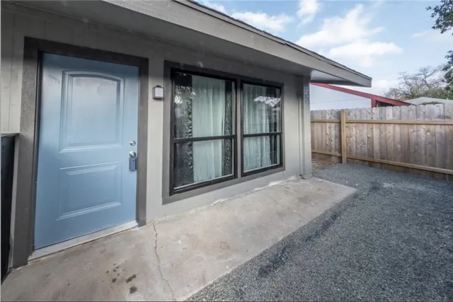 $900 | 2610 Ektom Drive, Unit B, Austin, TX 78745