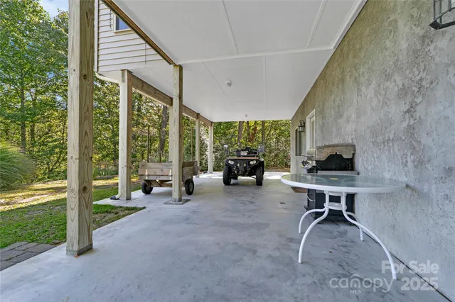 a sign that is sitting in the middle of a yard