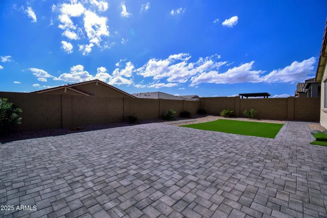 a view of a backyard